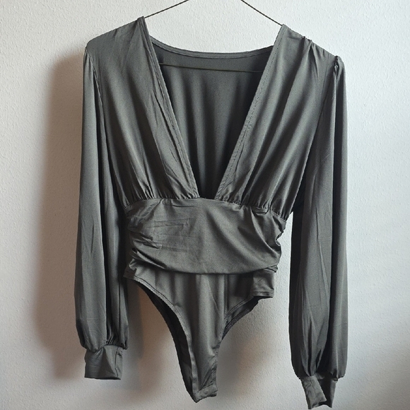 Green Long Sleeve Fitted Deep V Bodysuit - Picture 4 of 5